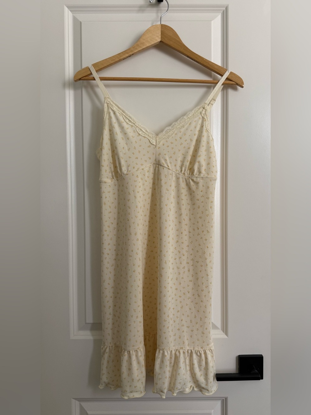 Laura Ashley slip she use nightgown lingerie adj. straps floral lace